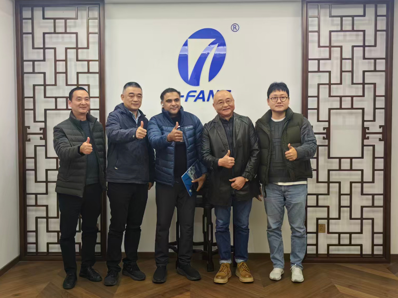 Un cliente pakistaní explora el sistema de mudada automática de H-FANG